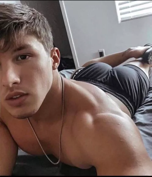 Could anybody help me find photos of attractive men in a similar pose? (Clothes or no clothes)