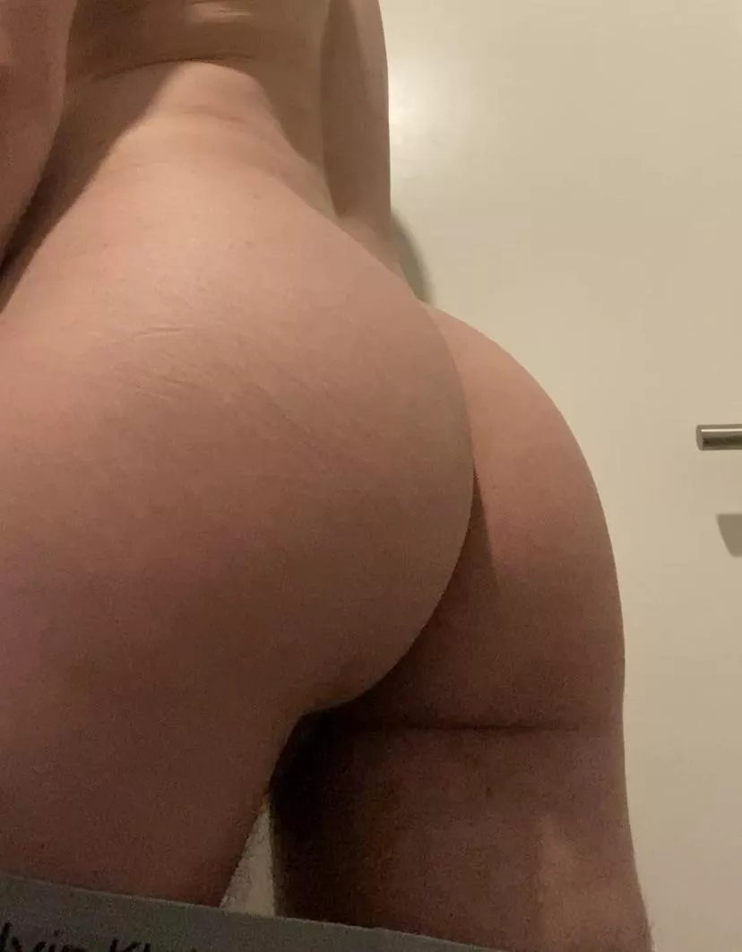 Day after the gym. Been squatting for a month, loving my newbie gains 🍑🏋️‍♂️