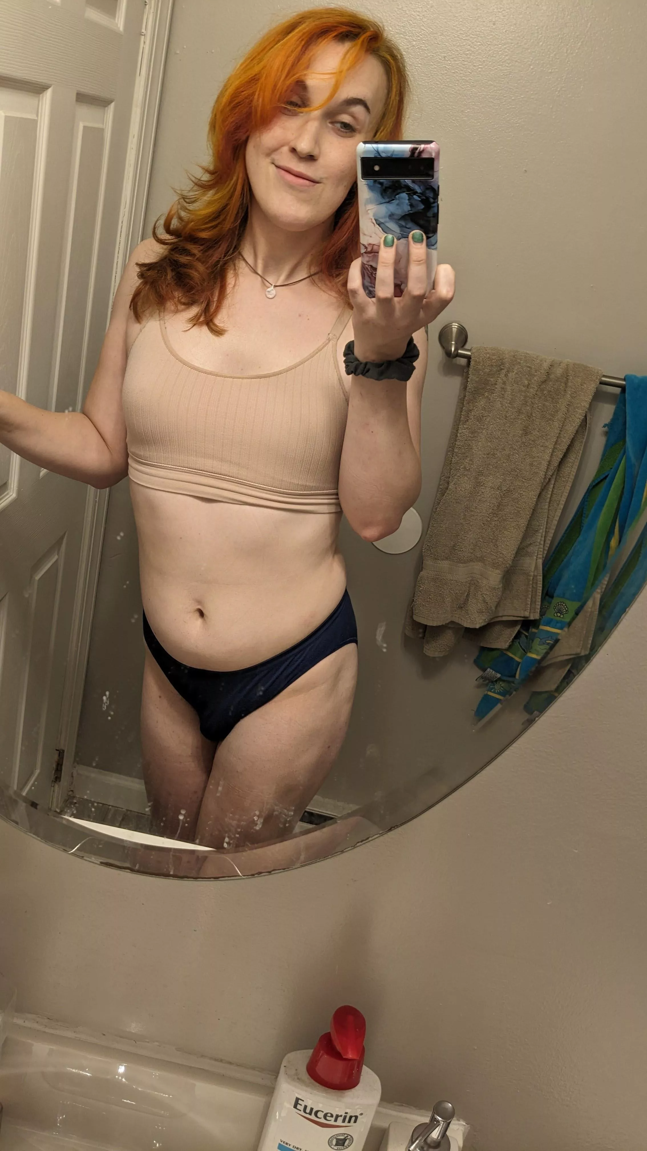 Goodnight from me and my lil bulge 🧡🧡