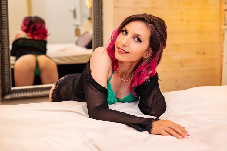 [https://www.myfreecams.com/#YvonnePeaches] Don't forget to smile 😁