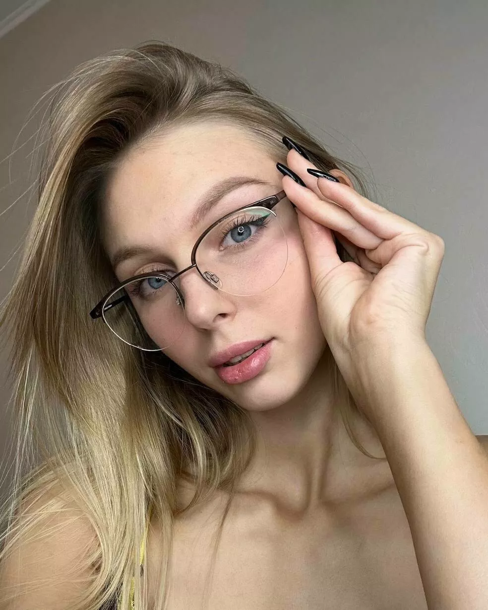 I have decided to diversify today's look with fashionable glasses😏