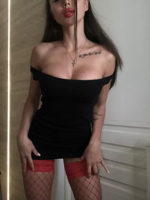 I like the combination of red lipstick and black dress.