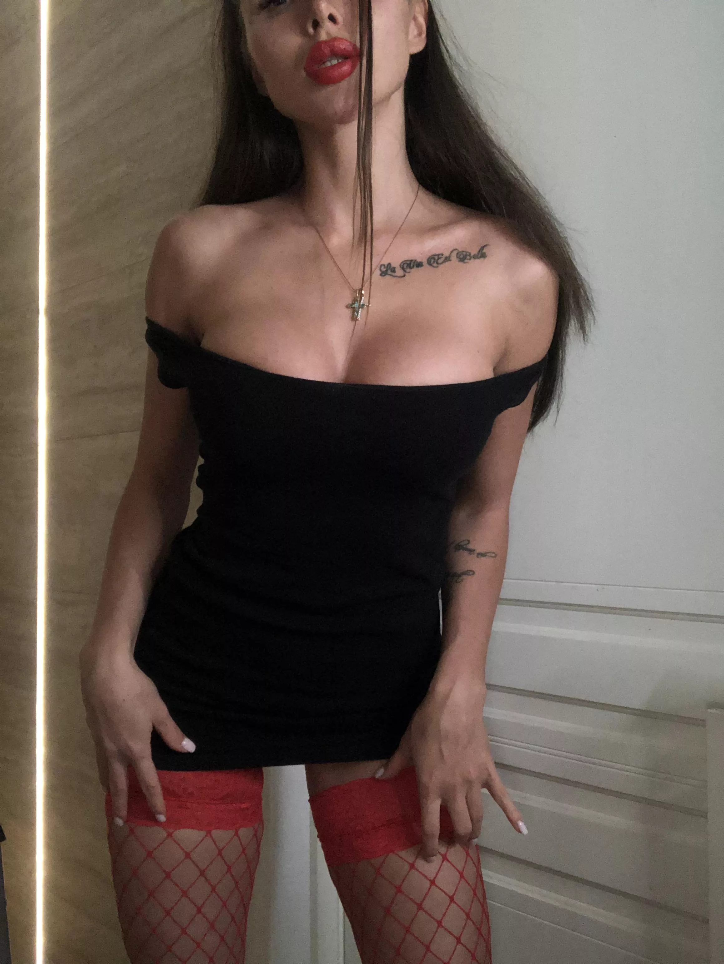 I like the combination of red lipstick and black dress.