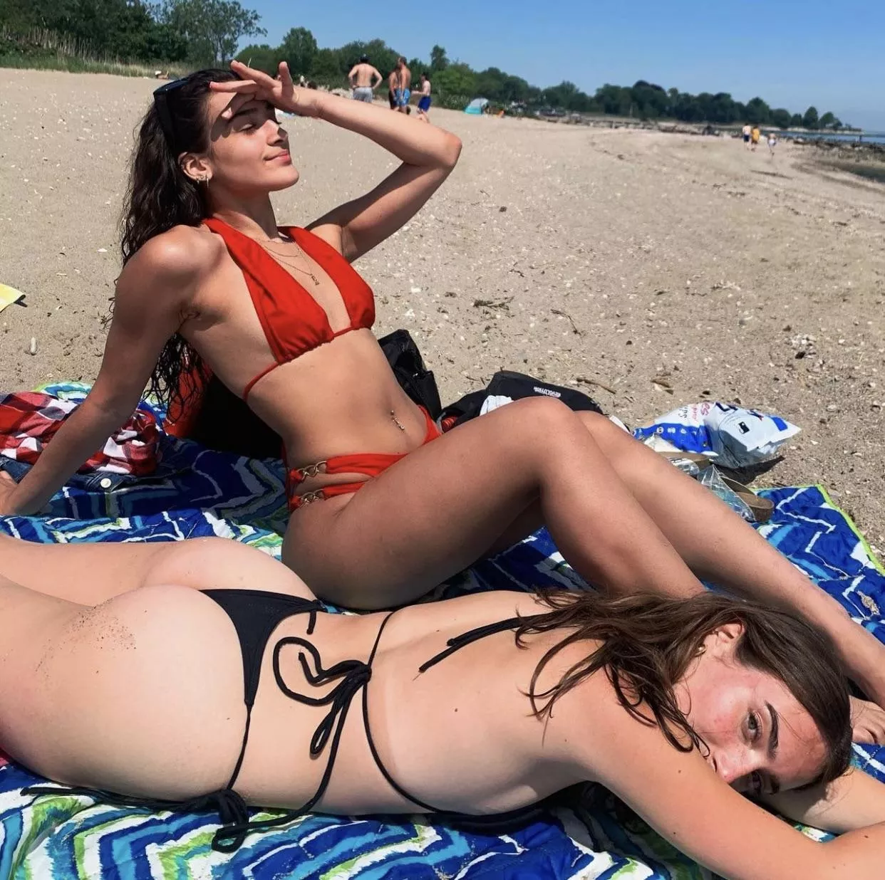 Red or Black bikini ?