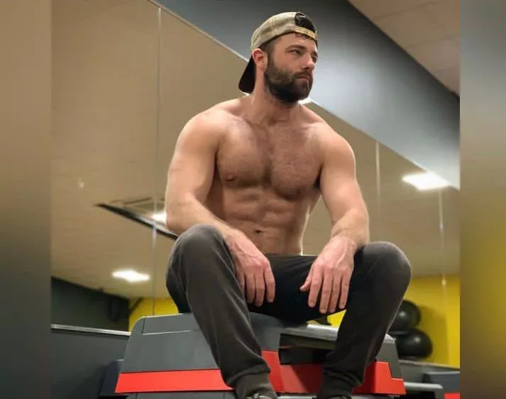 When you forget your headphones 🎧 and have to listen to gym music 🎶