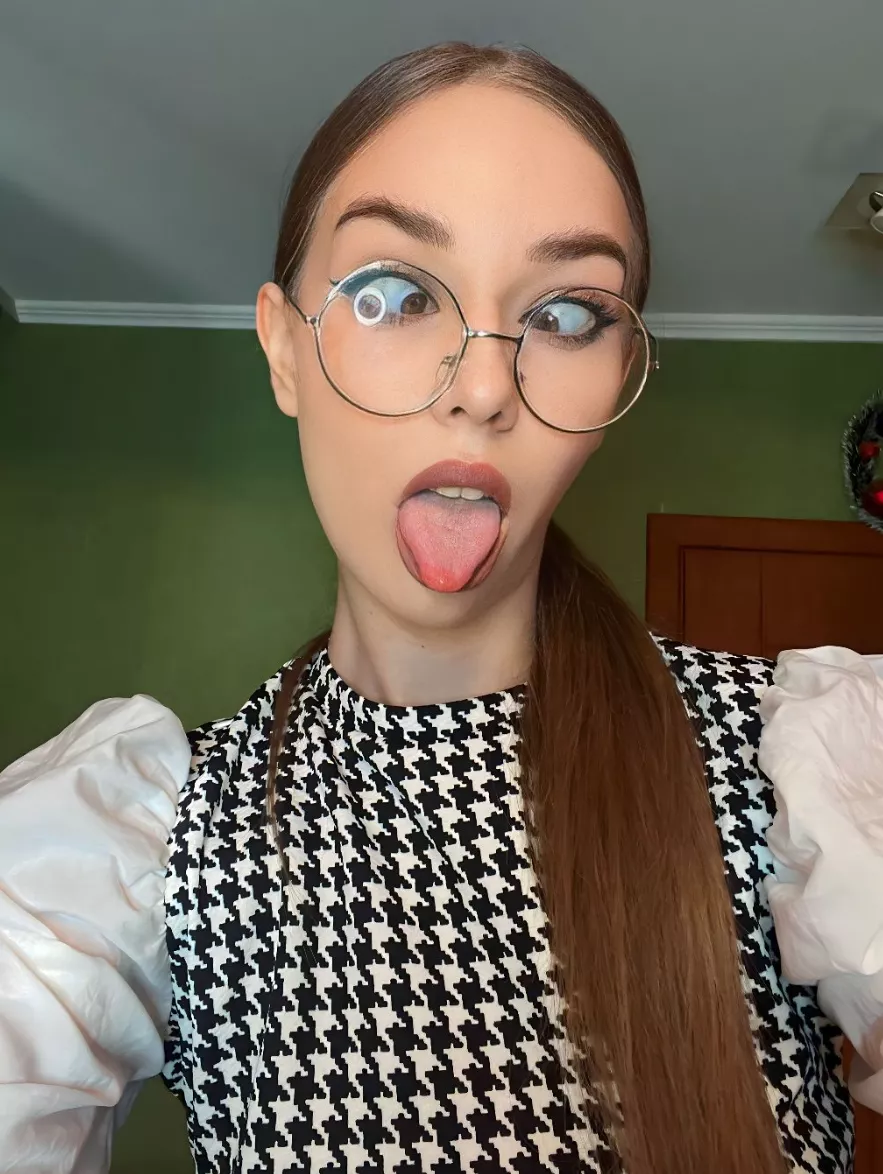 Would you cum in a fertile highschool senior?? 🥺💕🤷🏼‍♀️(2003 baby🍼)