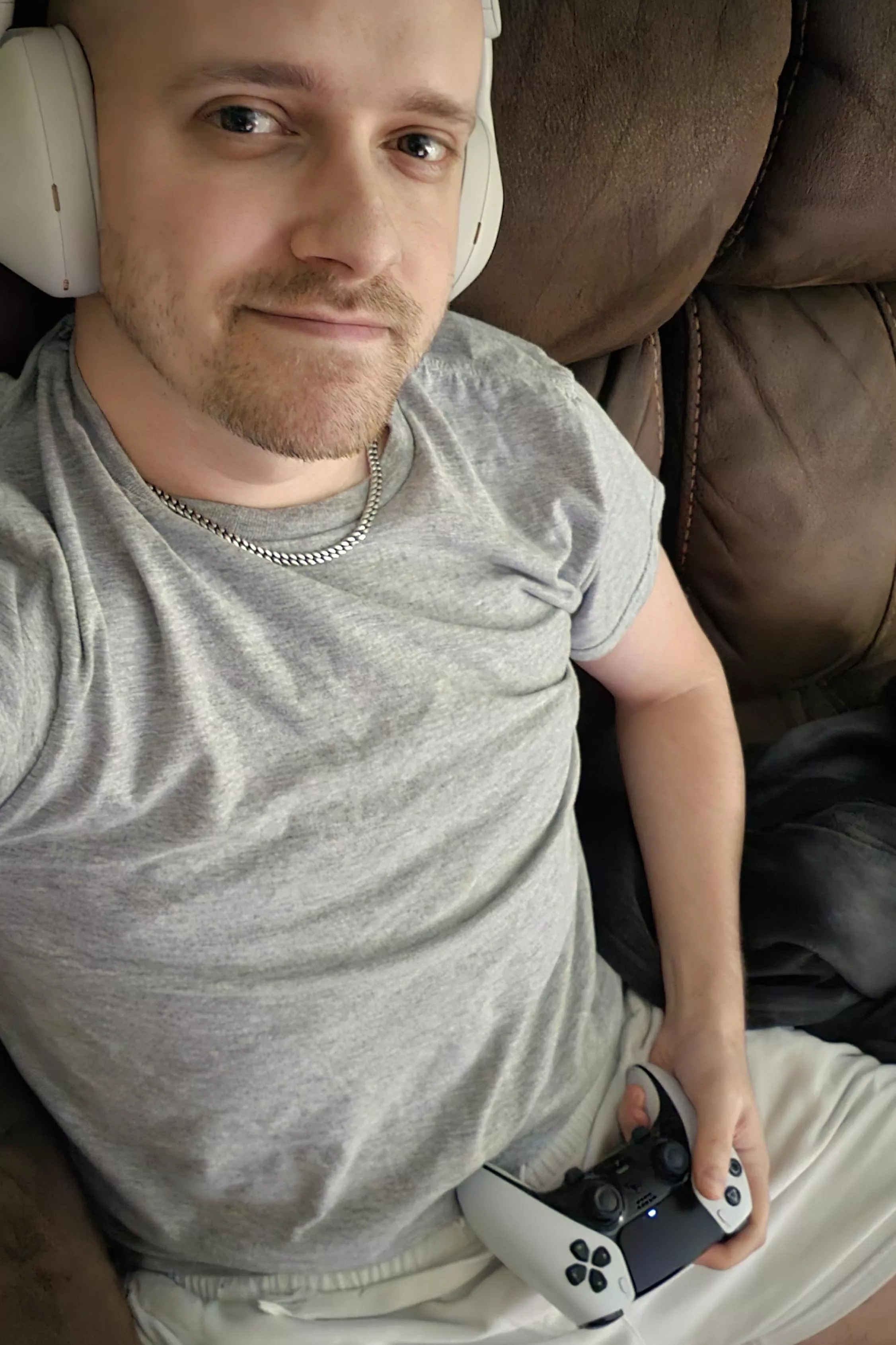 Anyone else in need of more gaming buddies for co-op games? 🎮