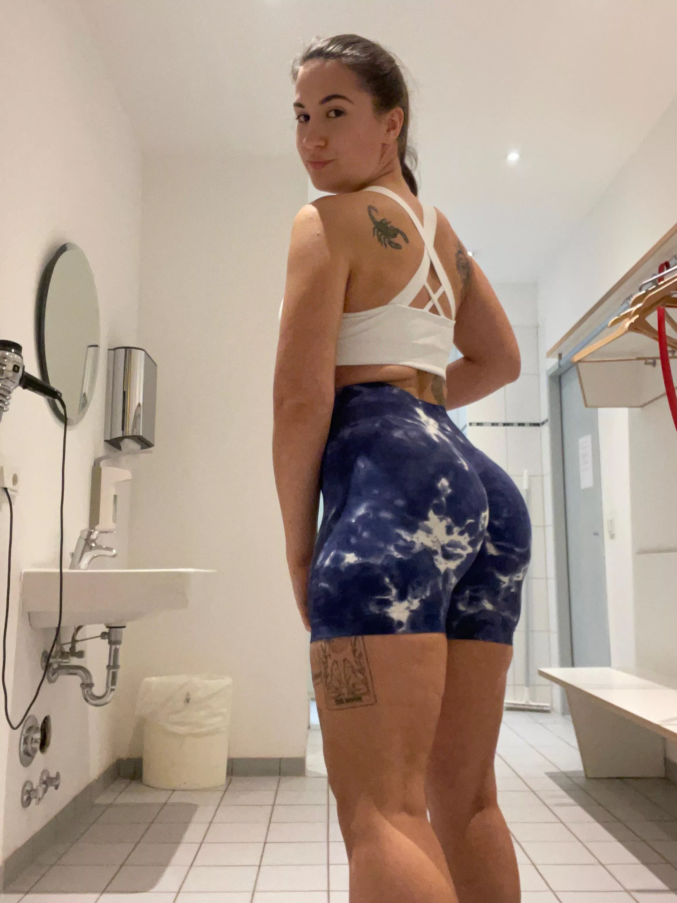 checking the glutes before I destroy them with my squats