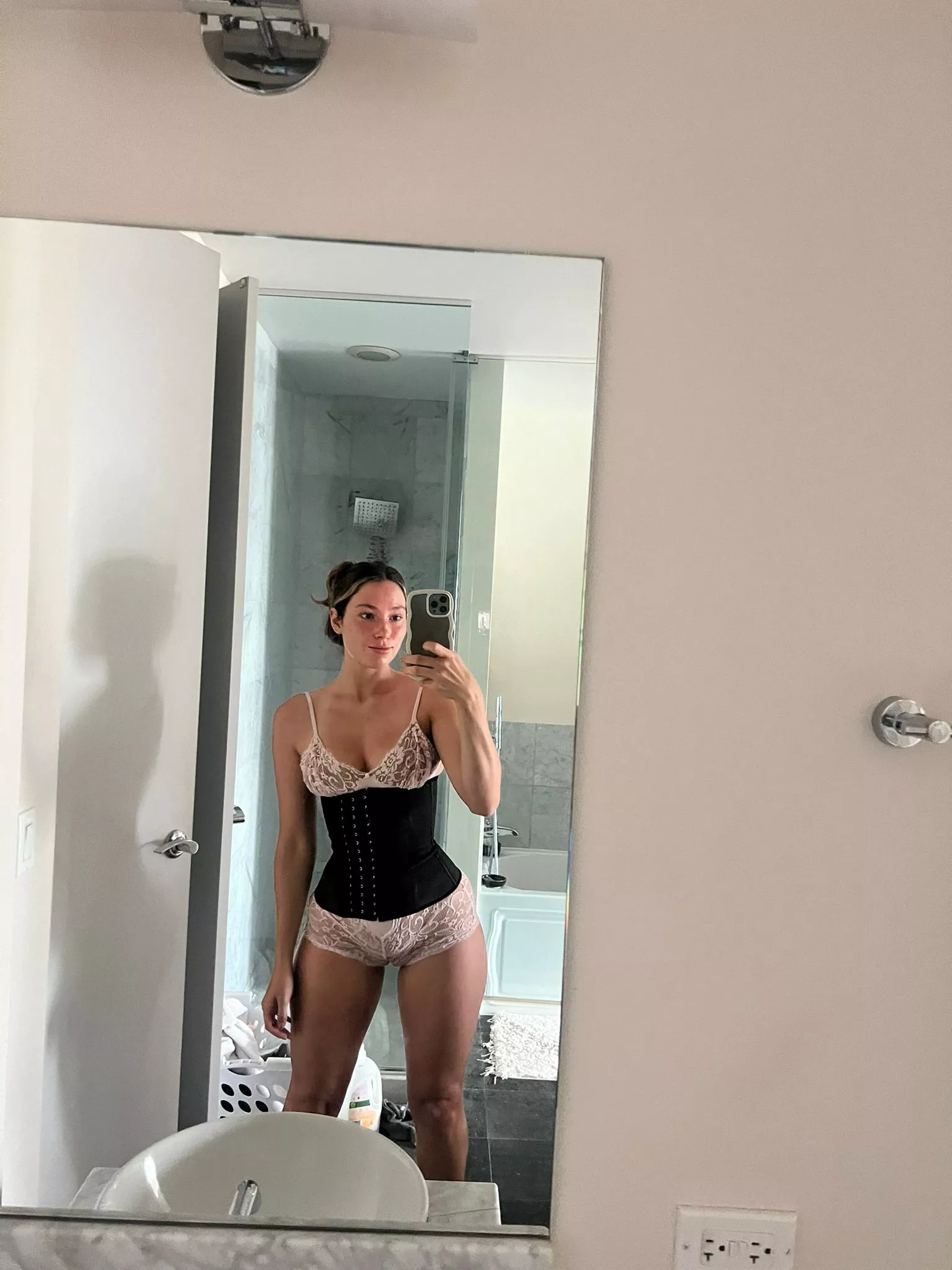 Feeling a lil sweet in this corset 😘