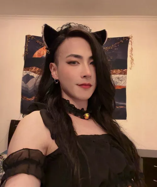 Feeling so cute in the kitty maid outfit 😸