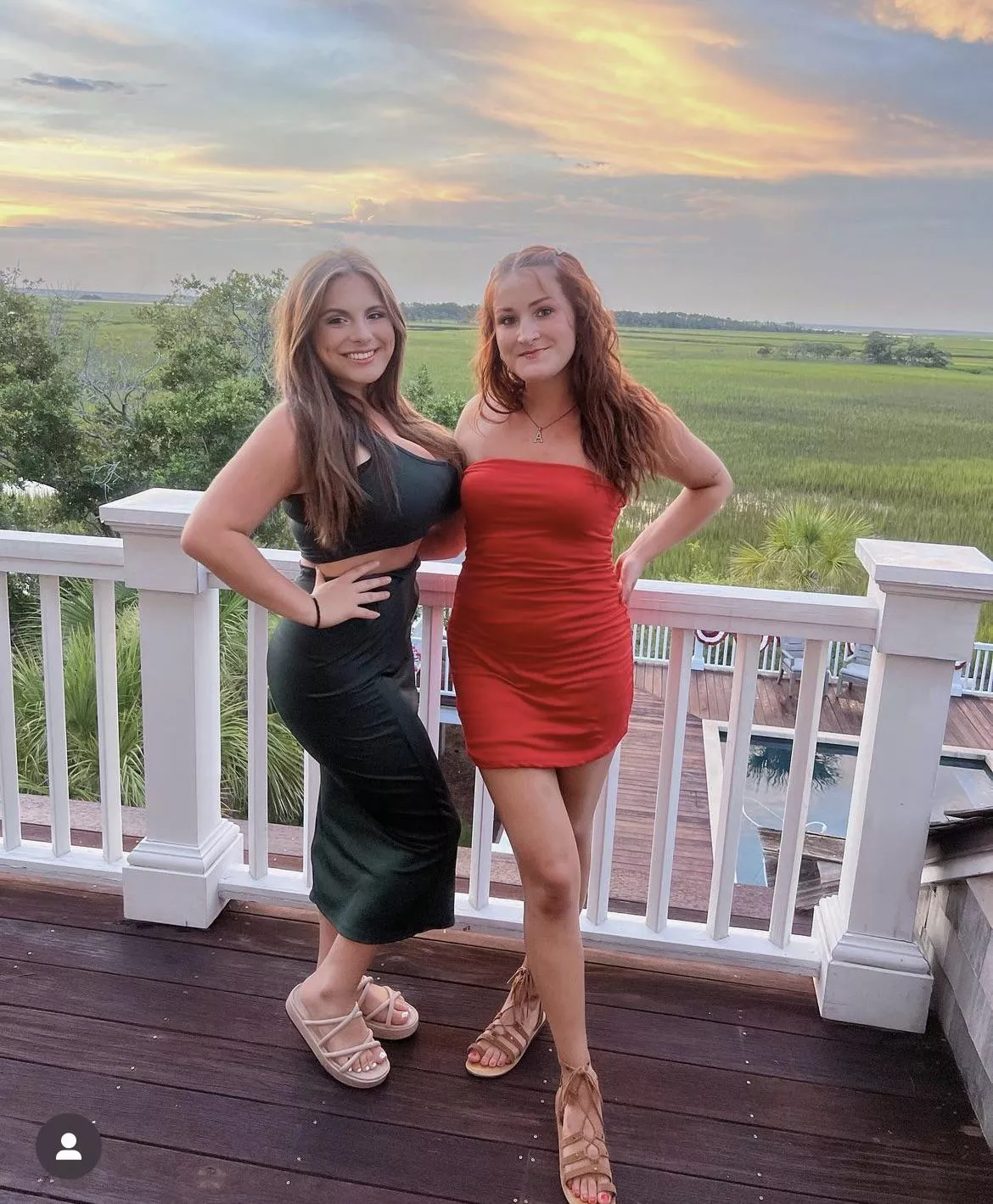 Hair aint hiding that rack