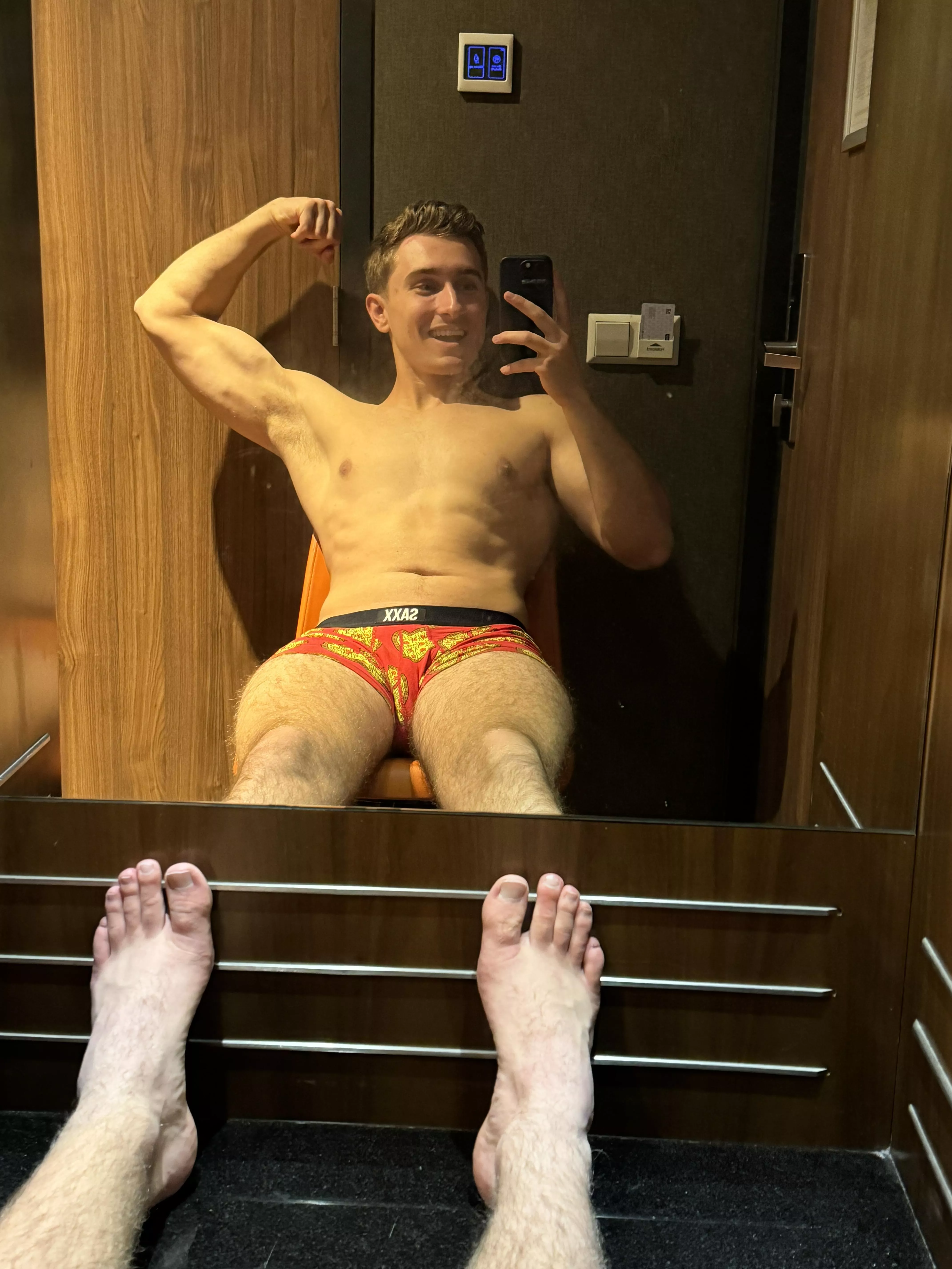 Imagine sucking me off and I see that view in the mirror 👅