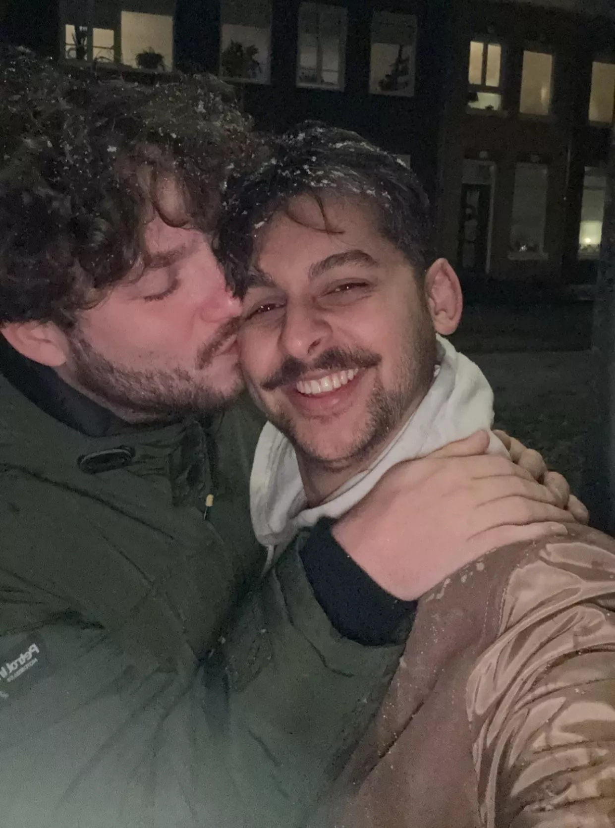 It snowed!!! So u/Mildfriend and I decided to make this cute picture! 🤭