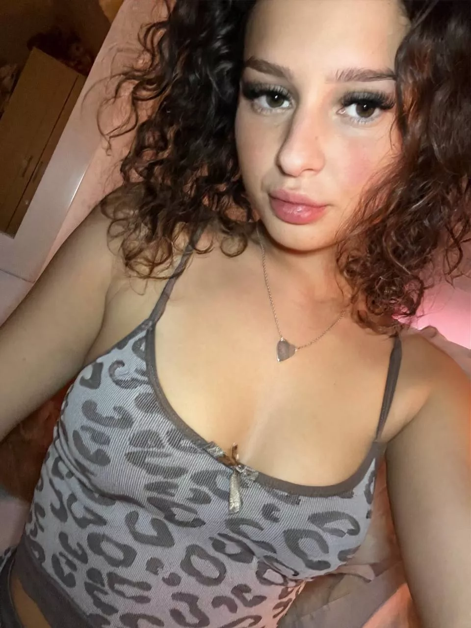 IUTR looking cute in my curly brunette hair