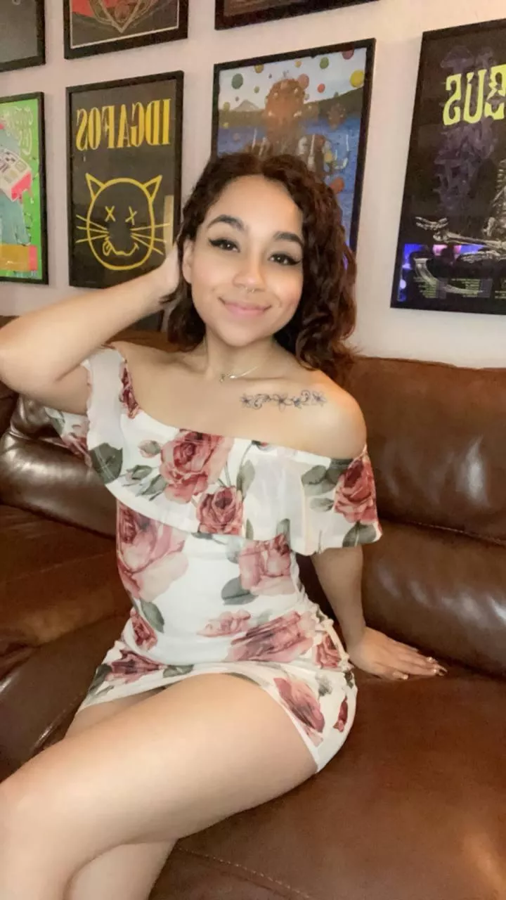 Just a latina in a tight dress😊