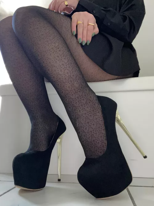 Ladies in black hight heels!