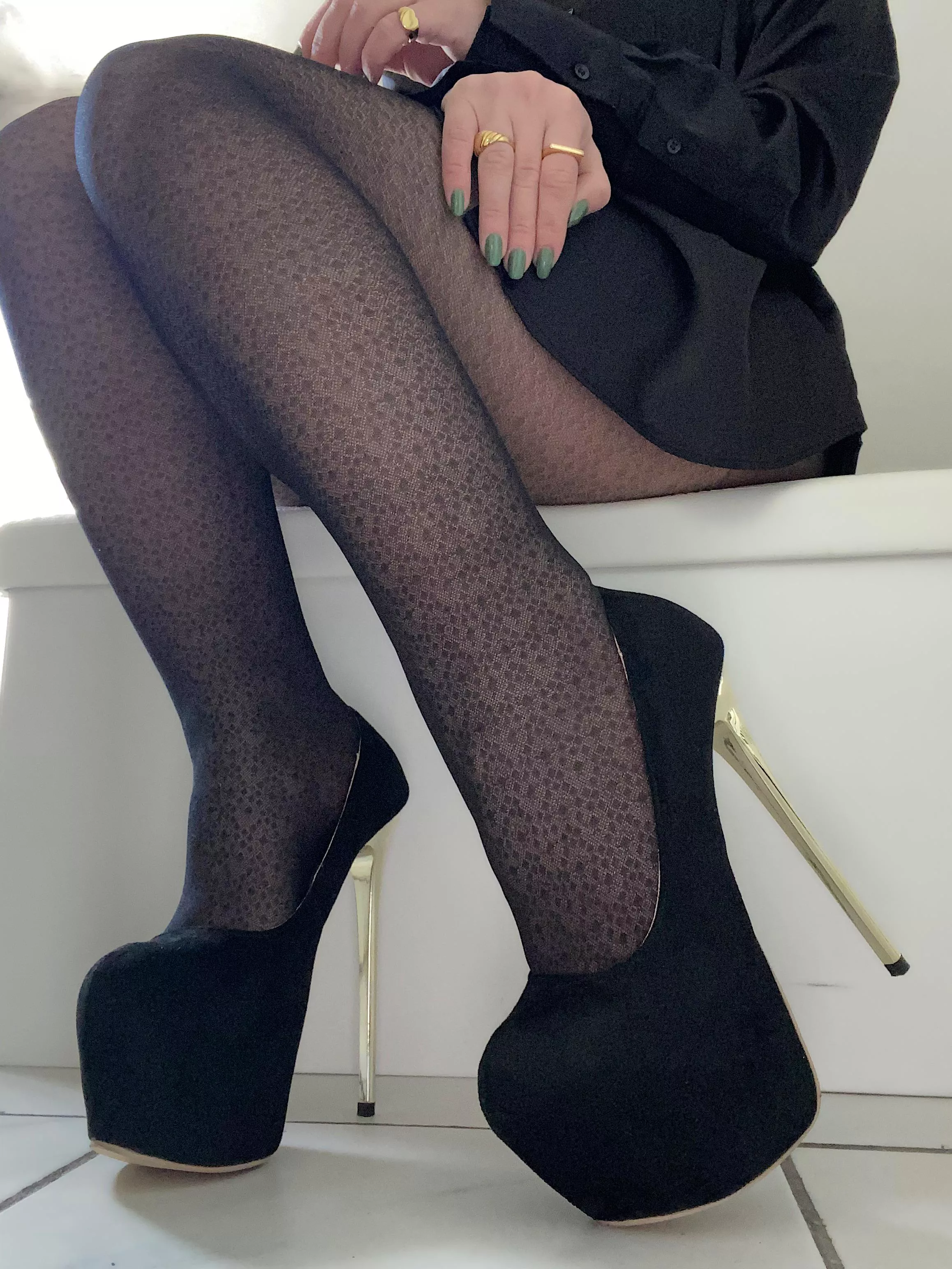 Ladies in black hight heels!