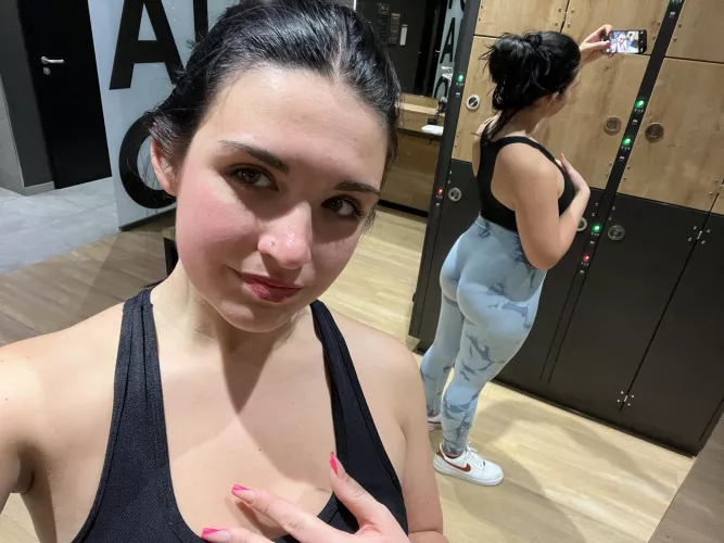 last outfit check before my workout