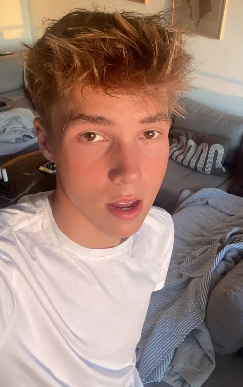 Never posted on here guys! It feels exciting, hmu if u wanna chat!:)