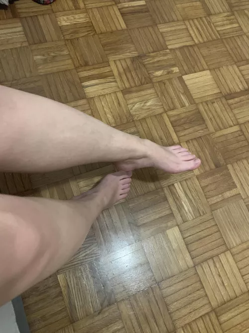 Say “yes” if you wanna kiss and massage my feet!