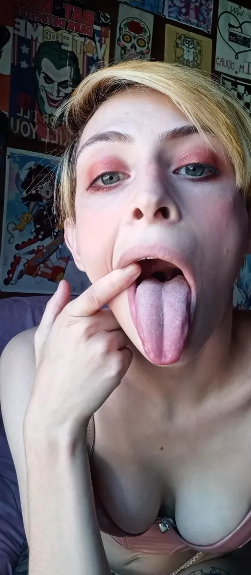 Short hair and blue eyes <3