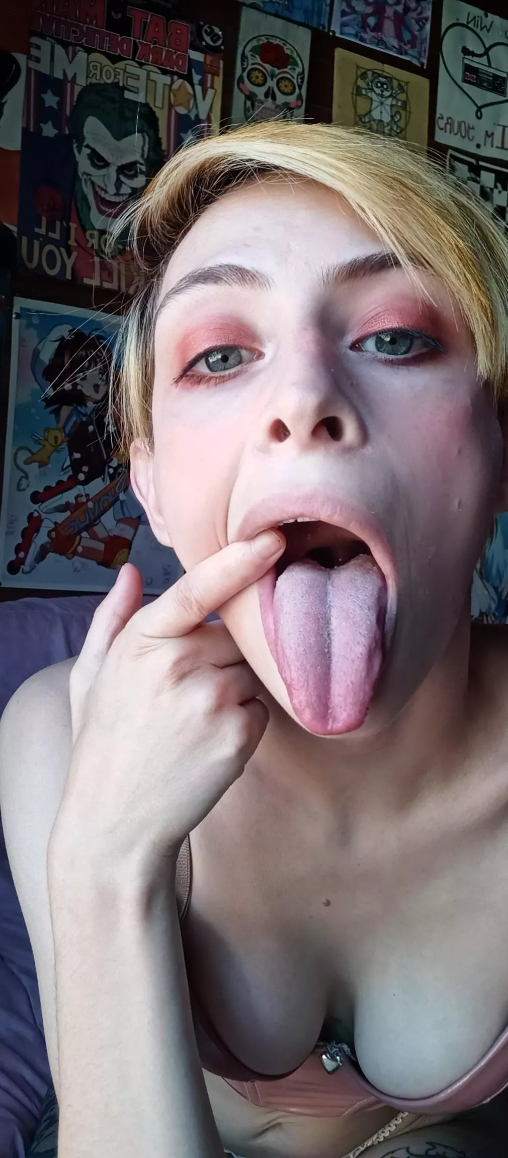 Short hair and blue eyes <3