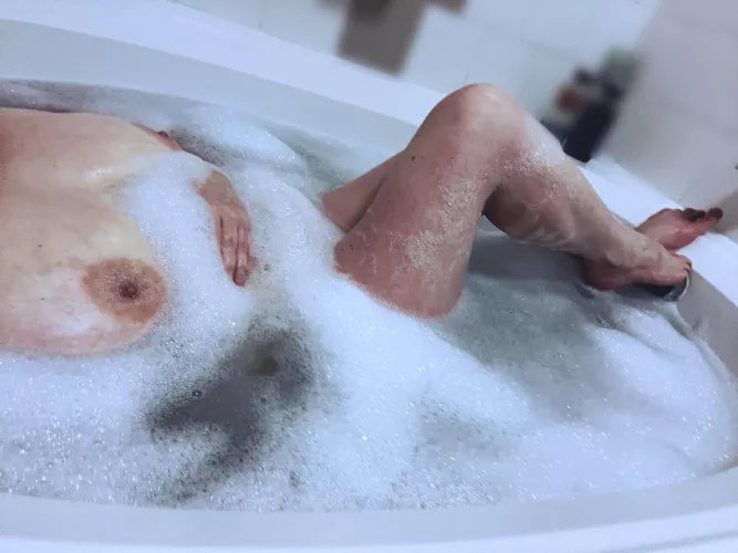 Splish splash I was horny in the bath