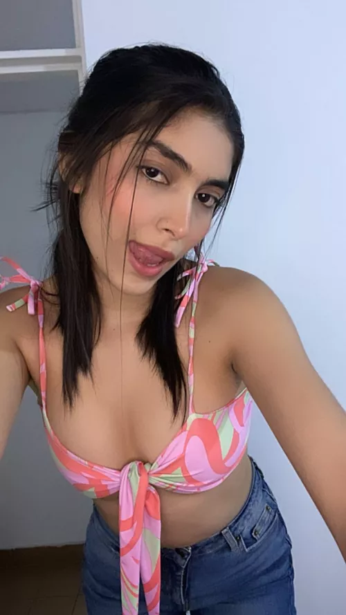 The face of a brunette trying to catch your attention