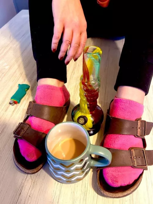 Wake and bake with me in my hot pink socks 💋💨