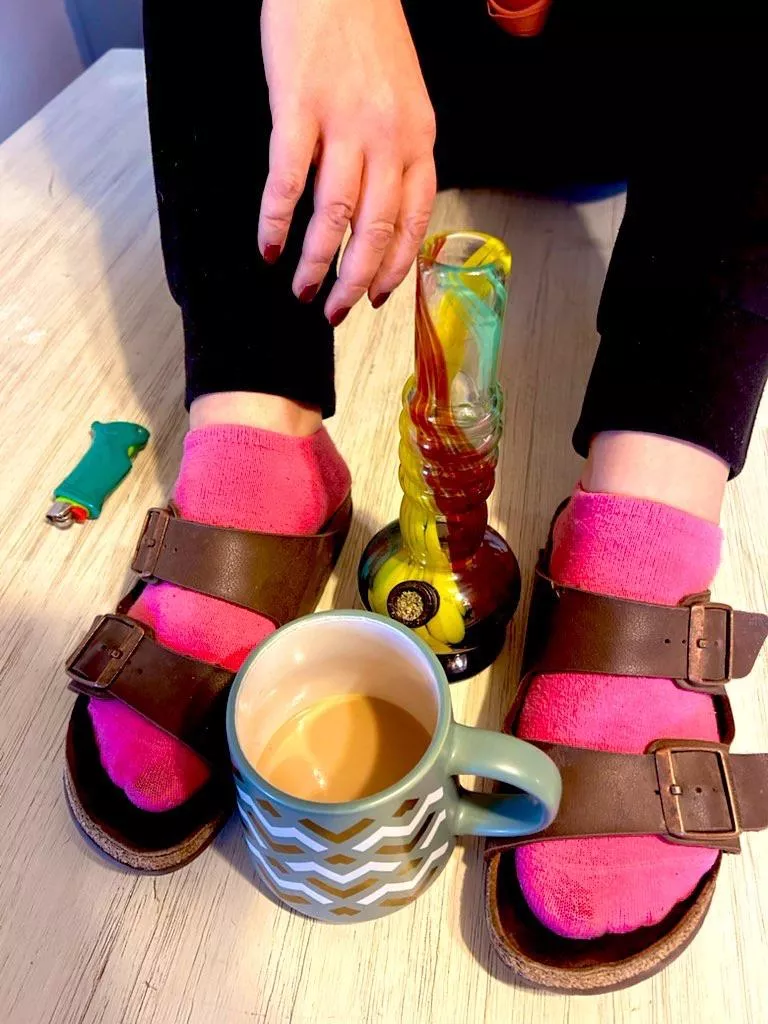 Wake and bake with me in my hot pink socks 💋💨