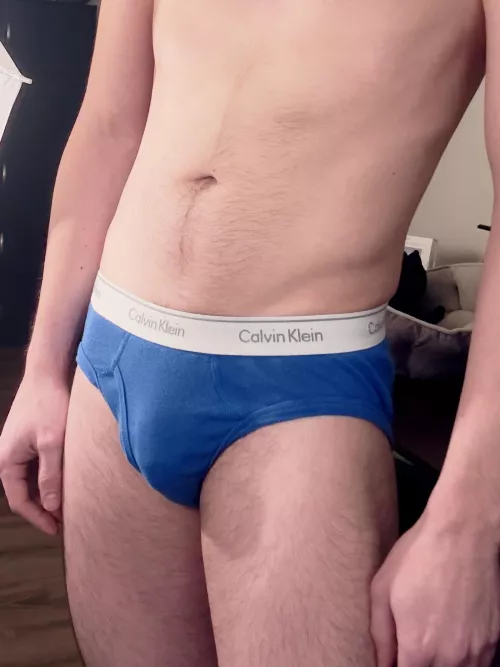 Who else prefers to see men in briefs? 🤚