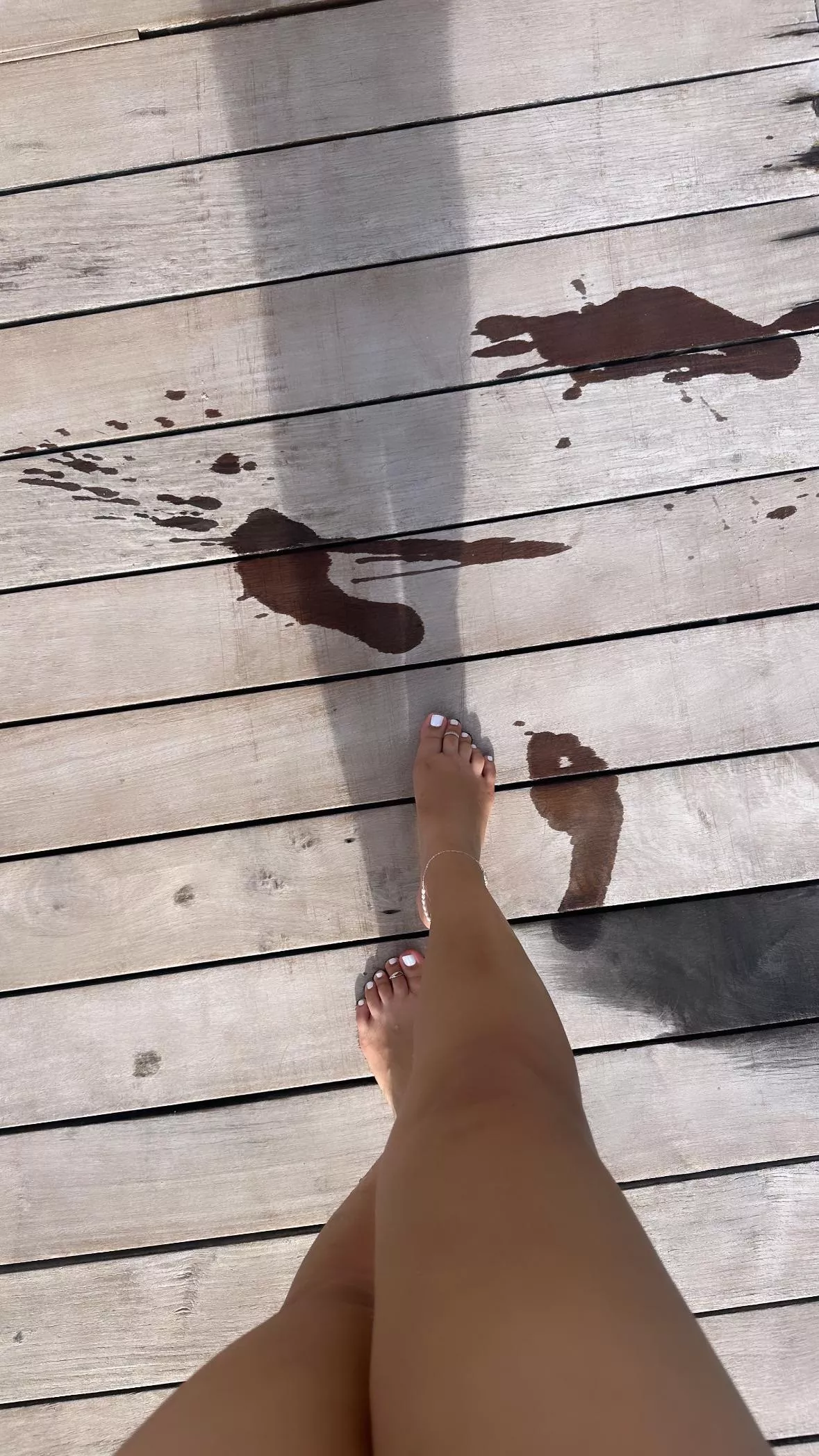 Wondering if anyone likes feet at the hotel pool 💦