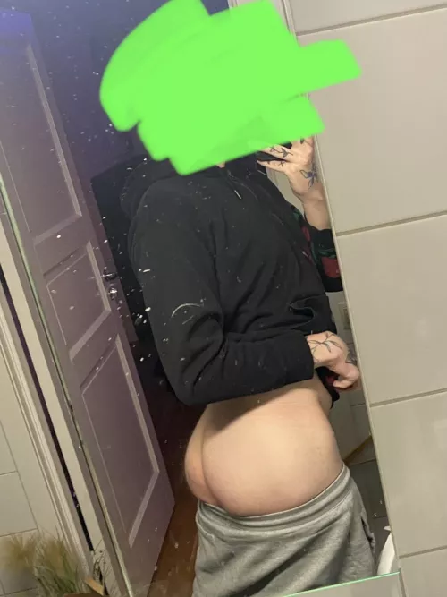 Anyone wanna pound this while I’m gaming? 😇[24]
