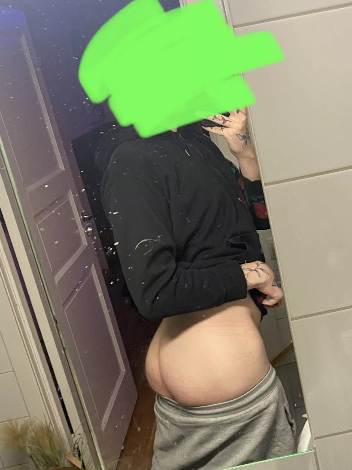 Anyone wanna pound this while I’m gaming? 😇[24]