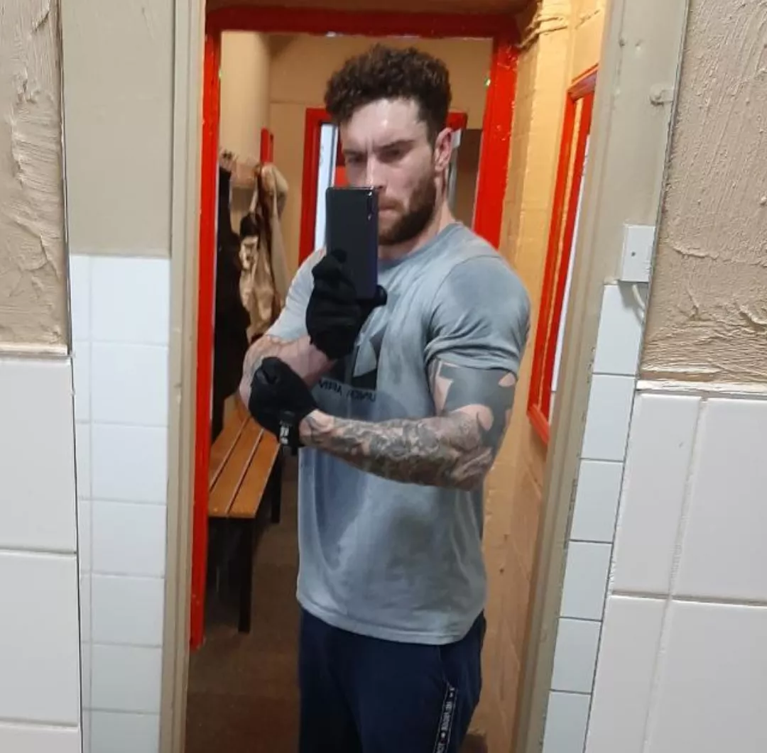 Hi, I'm Neil, English 41 years old, always up for a chat 😊💙