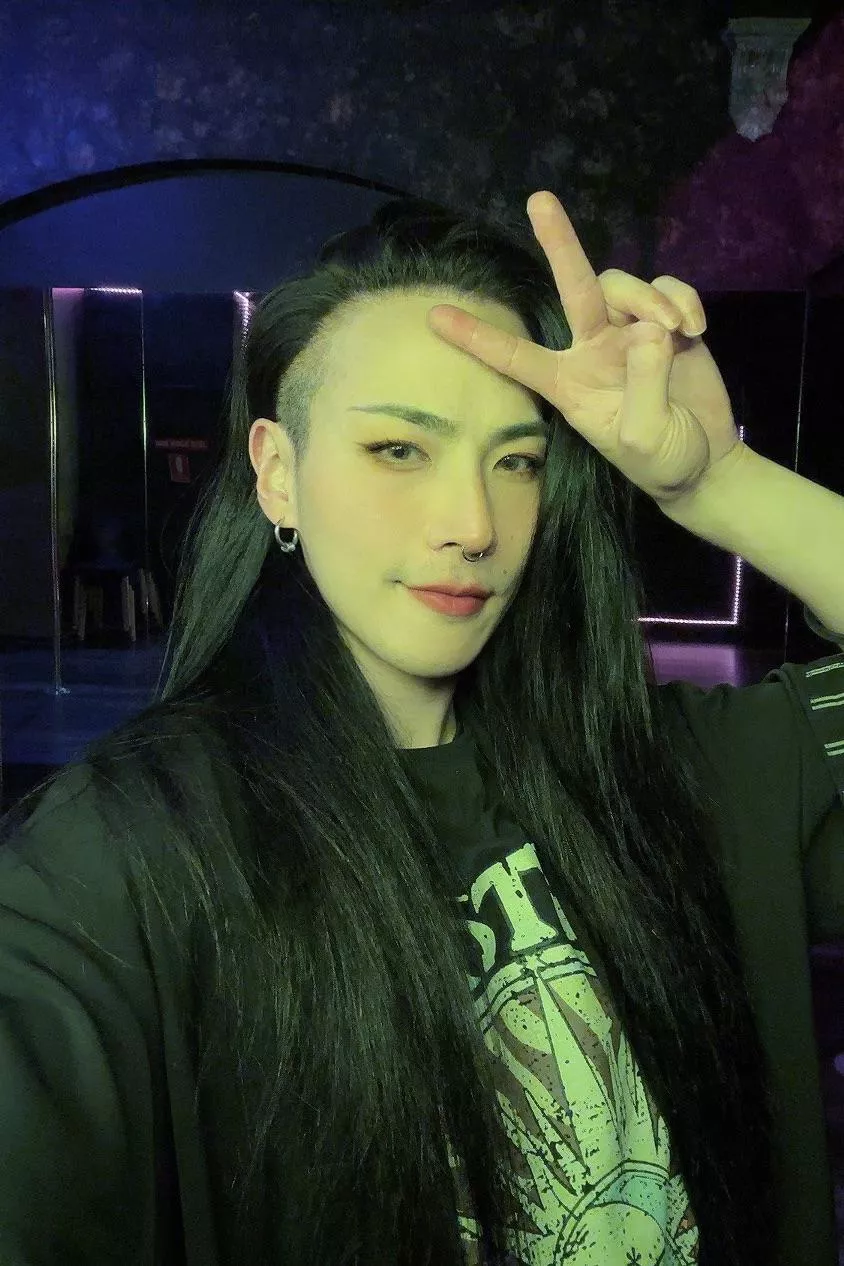 hope everyone’s week is going well 🥰 do we like the straight hair?