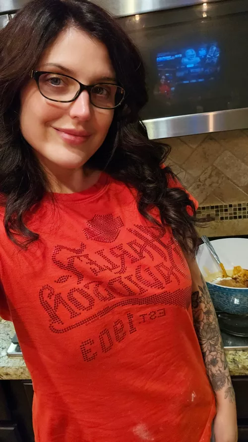 I know I'm not naked or in lingerie with this one, but I felt cute. Oh, I was baking a pie haha 🥧 You should taste it