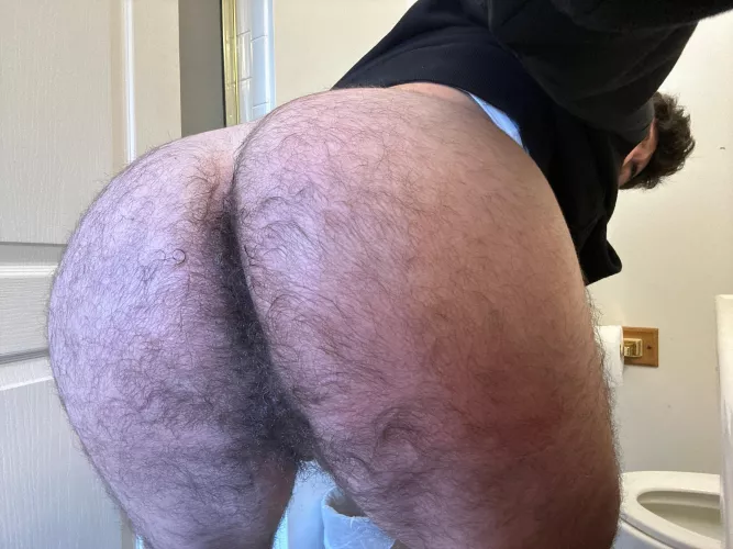 Sexy hairy gym booty 😉