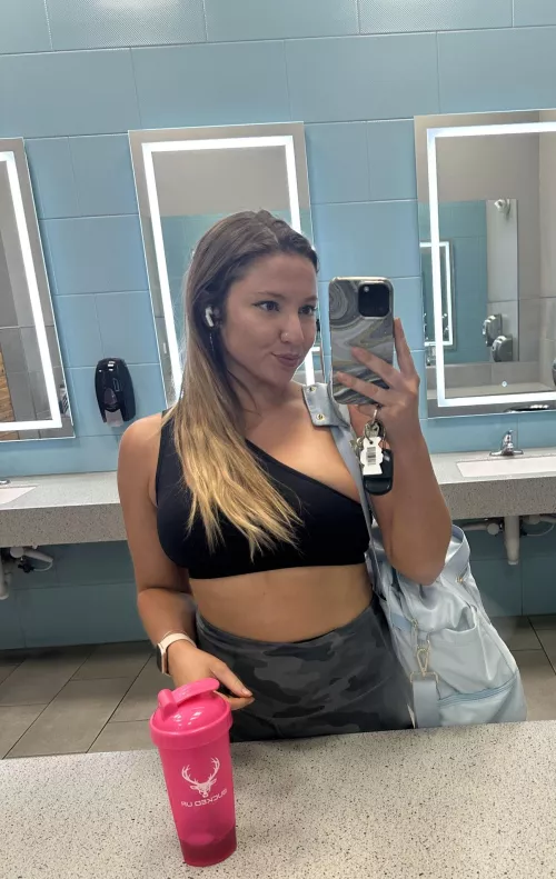 Thinking about hittin the glutes again