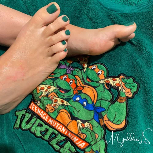 Who’s rad enough to worship my feet?