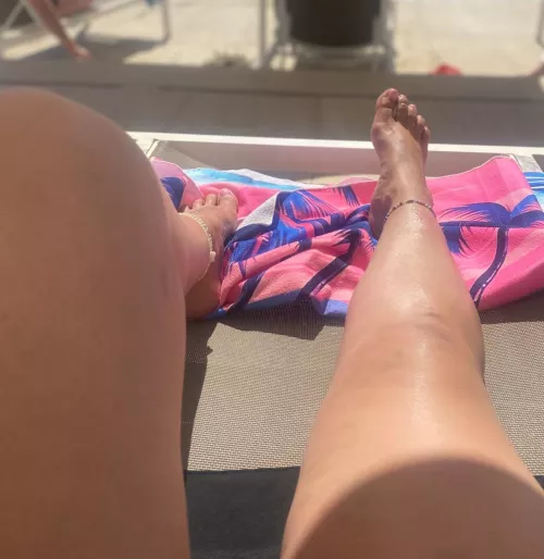 Would you stay on the edge with my feet and toes 😜