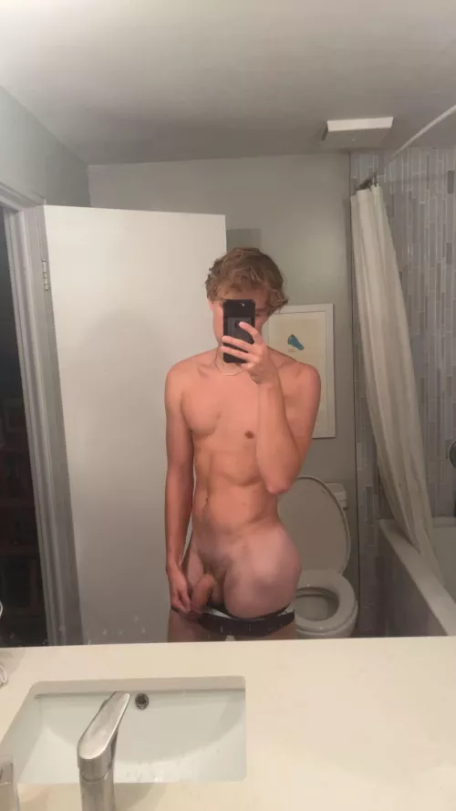18 hung hs swimmer looking for fit twinks, jocks and daddies, dm or add josh_kutcher21