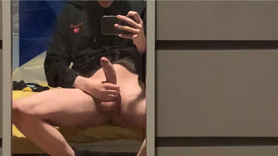 18 verse looking for bottoms? @elijahkin23