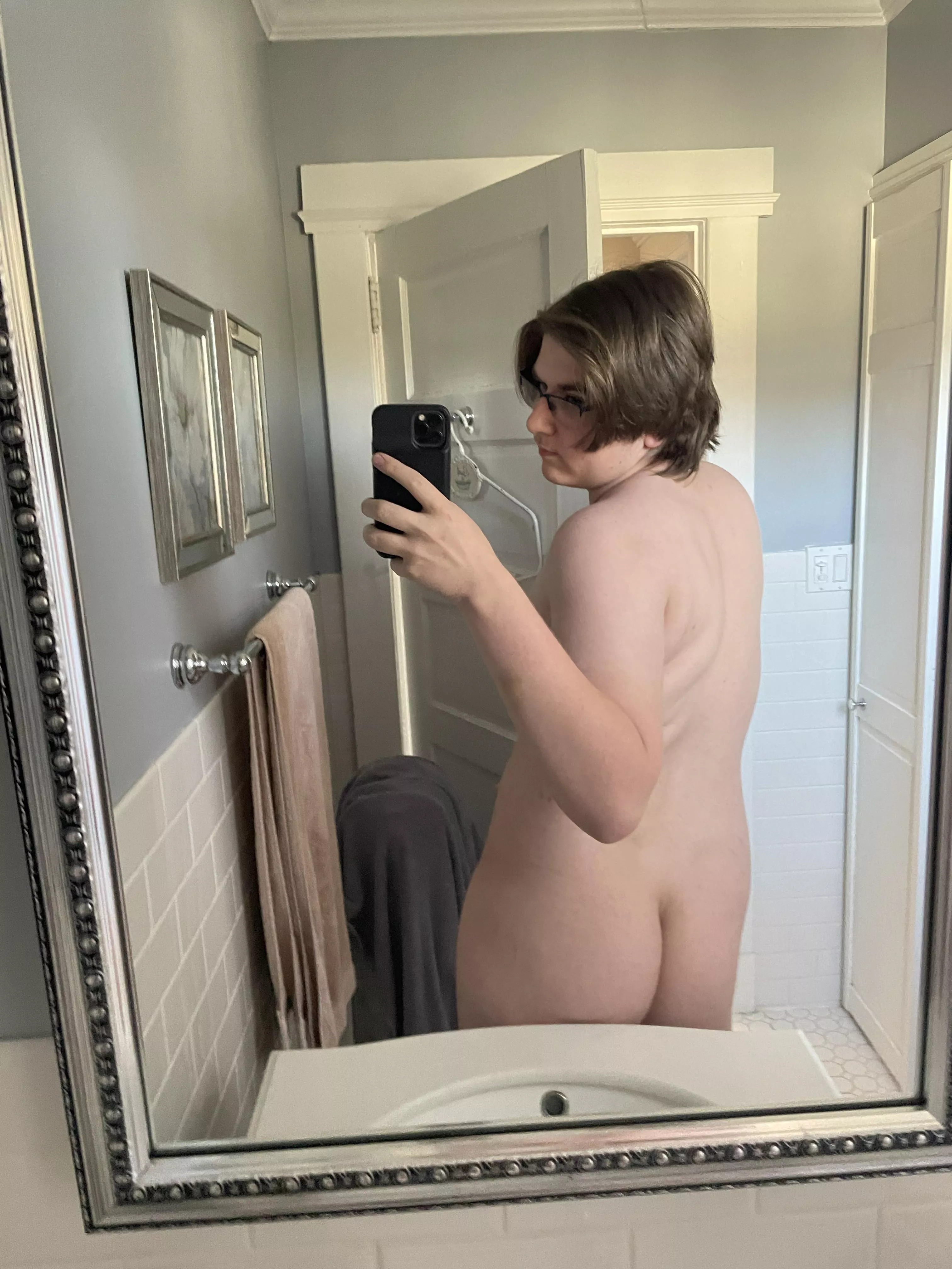 (18M Bi)Very self conscious of my ass and my general figure. Dm me with your honest opinion and if you want more
