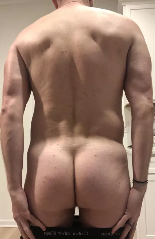 [32] Ever wonder what your hot neighborhood DILFs ass looks like? Here you go.