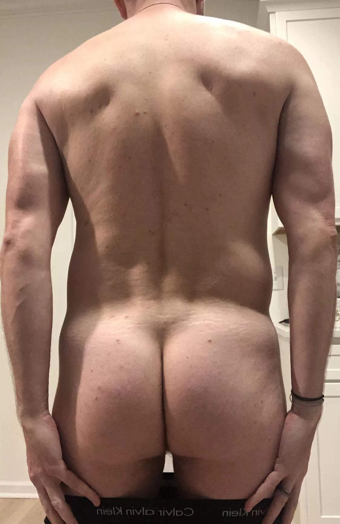 [32] Ever wonder what your hot neighborhood DILFs ass looks like? Here you go.