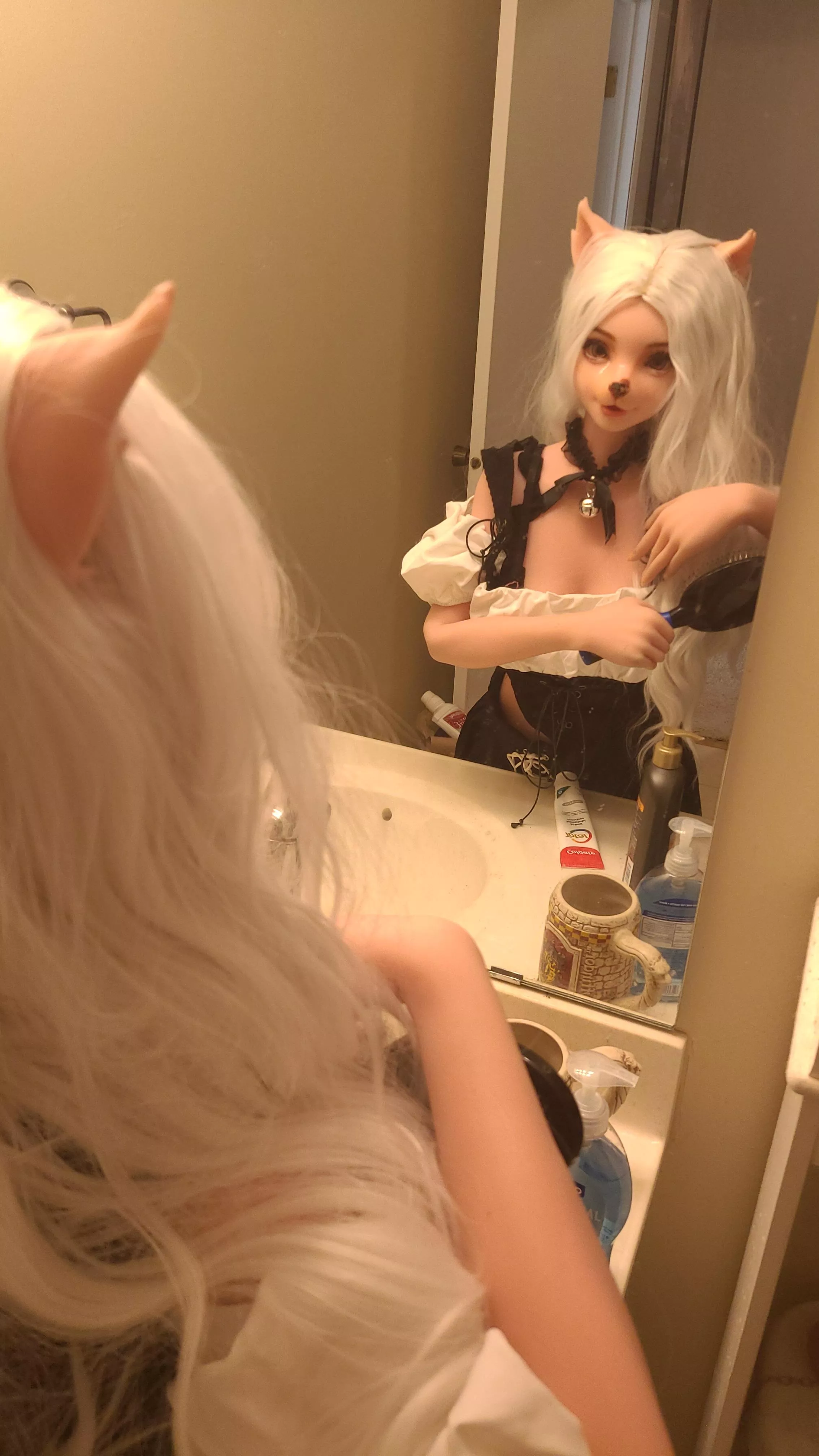 Ari combing her hair