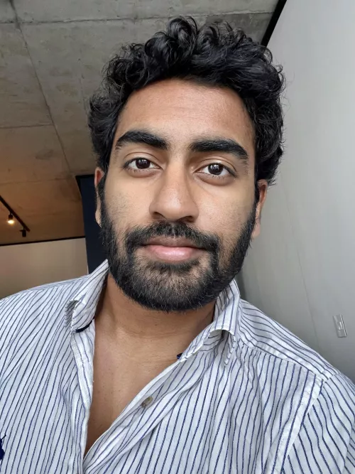 Been a while, say hi✌️. In need of a haircut.