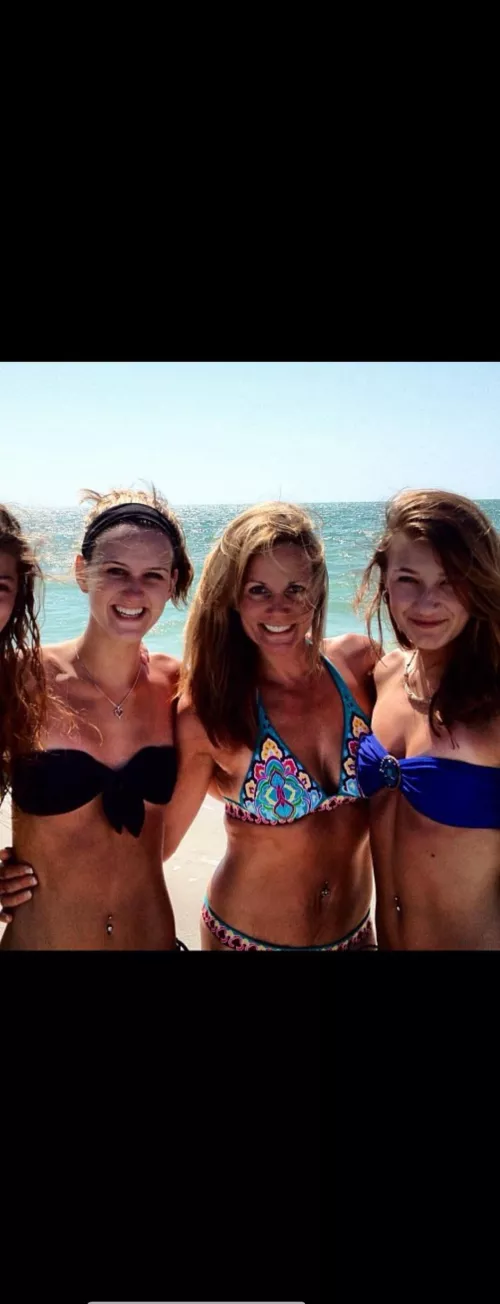 Big sis, mom, lil sis