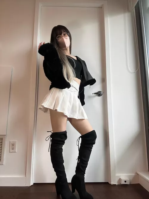 do any other femboys wear fake nails?